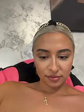 Kylie_One Adlı Modelin Canlı XXX Sohbeti
