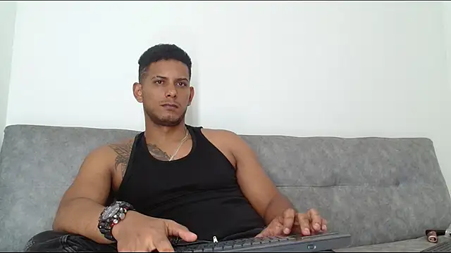 Chris_Dick23 élő XXX-chatje