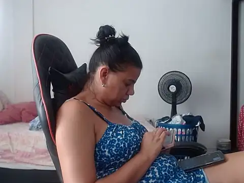 Adriana_0312 现场XXX聊天