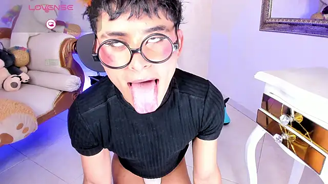 Webkamerová show HungLatinoFemboy