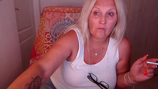 Divineblond live XXX chat