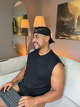 XXX chat uživo modela ApoloMakris