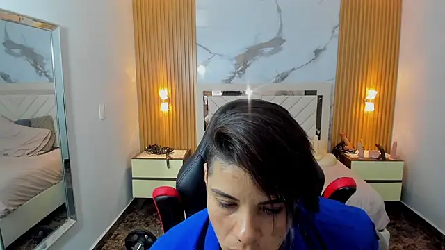 KAROLLJONES1 élő XXX-chatje
