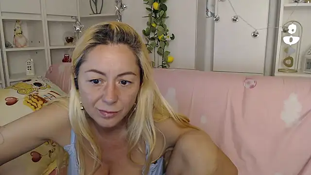 _karolynesyera_'s Live XXX Chat