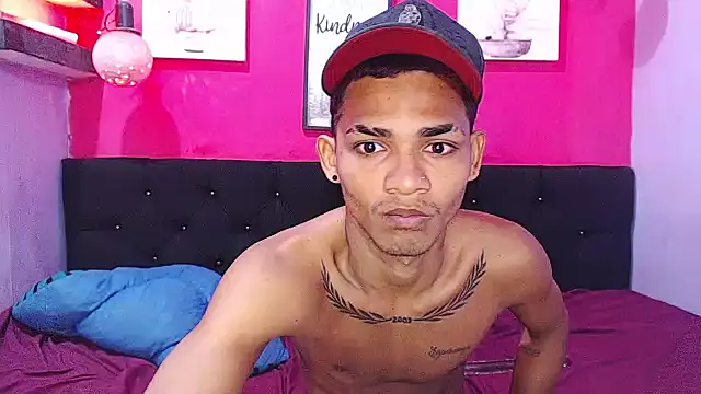 Pokazy przed kamerką – black_twinks