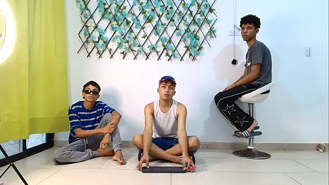 Онлайн чат XXX AVENGER_BOYS2026