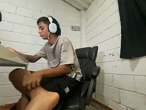 Max_TheHorseDickn Live XXX chat