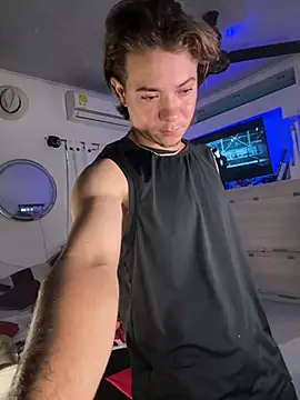 צ'אט XXX בשידור חי של AngelLatinBoy