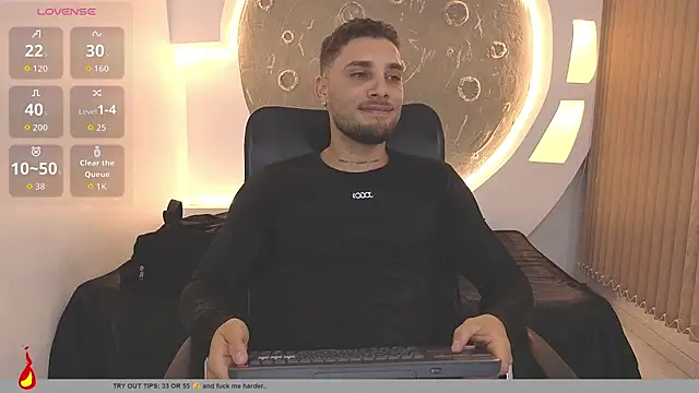 צ'אט XXX בשידור חי של Kiing_001
