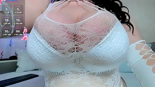 BustySquirtingDinaのライブXXXチャット