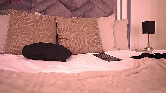 MiaKay1 Adlı Modelin Canlı XXX Sohbeti