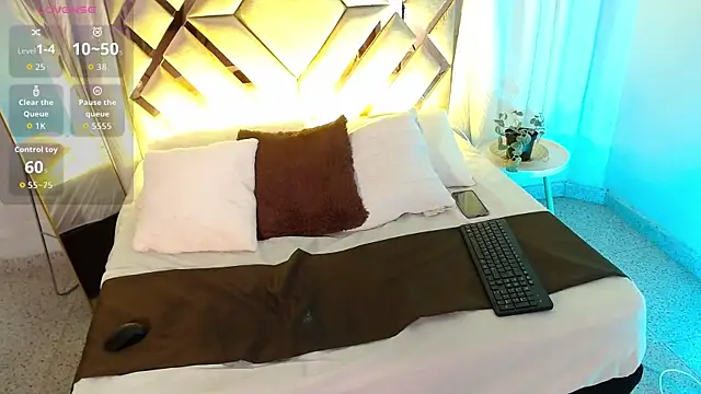 MilaMonroeX's Live XXX Chat