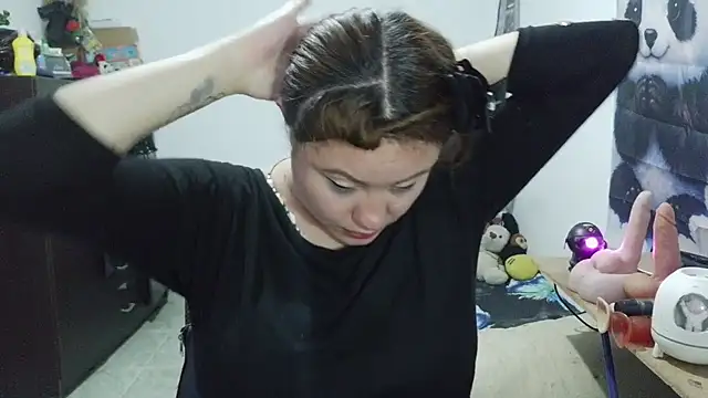 curly_greeneyed's Live XXX Chat