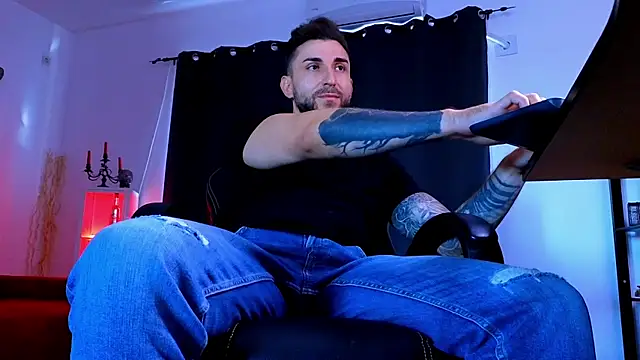 MightyAaron66's Live XXX Chat