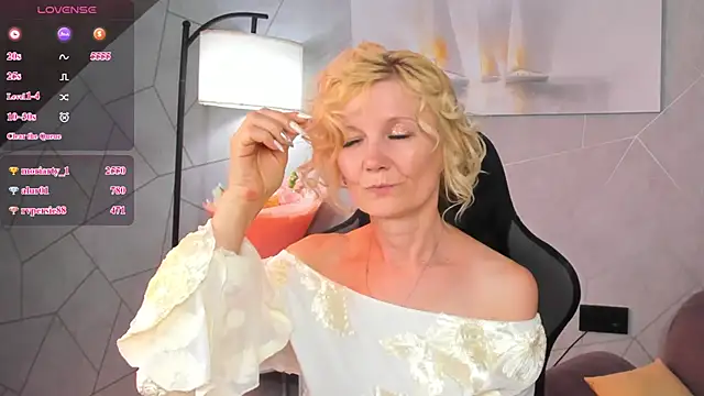 Julie_Lucas' Live XXX Chat