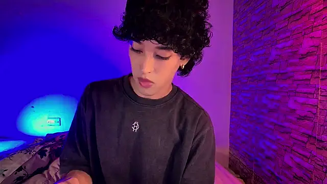 xFemboyToy webkamerás műsora