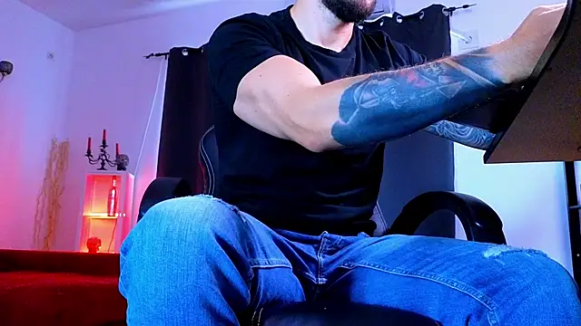 Czat XXX na żywo – MightyAaron66