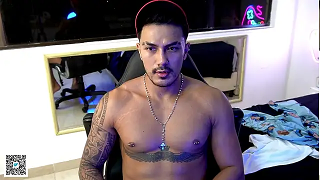 aaron_bolt live XXX chat