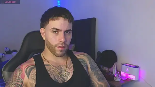 XXX chat uživo modela Ades_Lowe