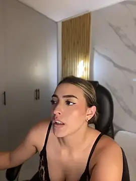 kyliejoness' Live XXX Chat