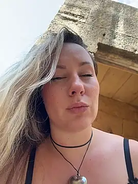 Chat XXX ao vivo de Mona_Plus