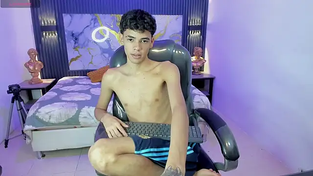 Estiv18_'s Live XXX Chat