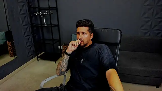Czat XXX na żywo – LoganStroud