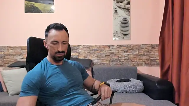 צ'אט XXX בשידור חי של HotHunkTrainer