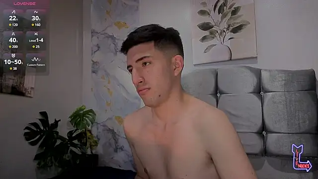Un_SluttyyのライブXXXチャット
