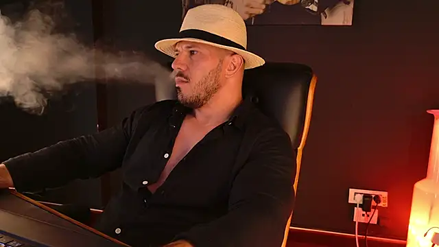 AngeloEric Adlı Modelin Canlı XXX Sohbeti