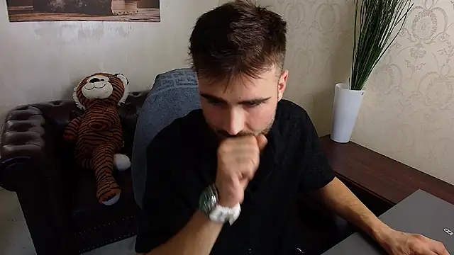 KyloEast Webcam show