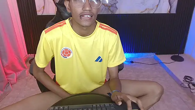 triiangel_latinboy webcam show