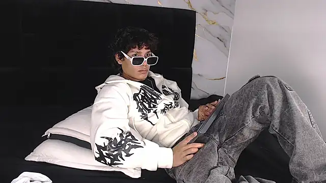 MaximilianRoth's Live XXX Chat