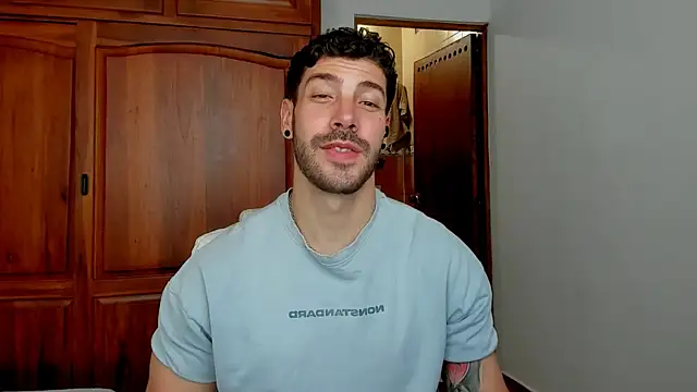Chat +18 de Guyinthemountain ao vivo