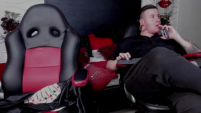 Chatroom XXX en direct de inkedsinners_