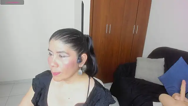 kiraGeiner's Live XXX Chat