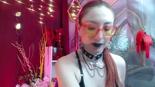 Queenscarlettsecret's Live XXX Chat