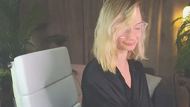 NoraMoreau's Live XXX Chat