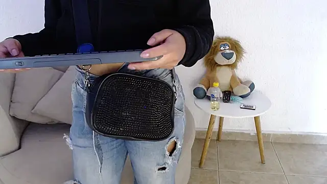 Chatroom XXX en direct de LauraDaniels_