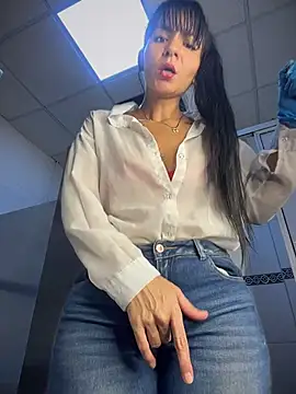 Živý XXX chat LuxeBrunetteXXX
