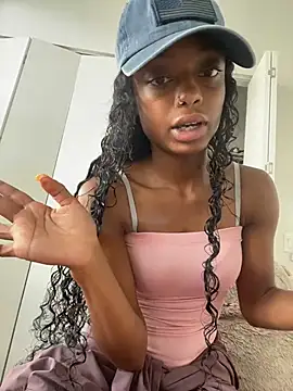 Princessssbby Adlı Modelin Canlı XXX Sohbeti