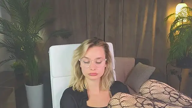 NoraMoreau's Live XXX Chat
