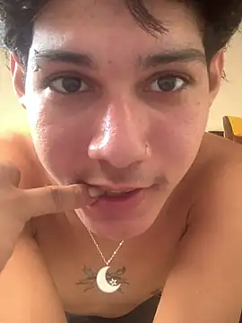 Show modela knunes na web-kameri