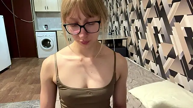 GoldenFrames live XXX chat