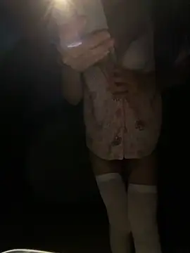 iu_uzZ's Live XXX Chat