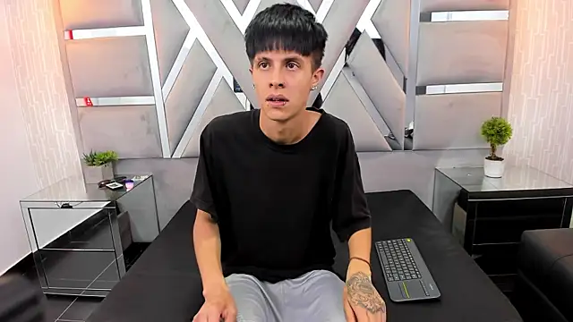 MikeHunteer's Live XXX Chat