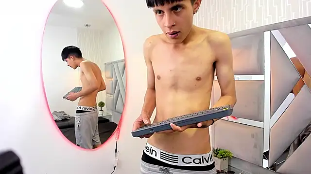 MikeHunteer live XXX chat