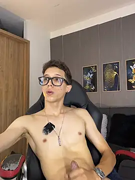 Pokazy przed kamerką – skinny_bigcock02