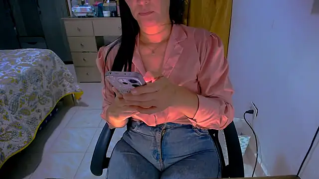 BitterMomXxx Live XXX Chat