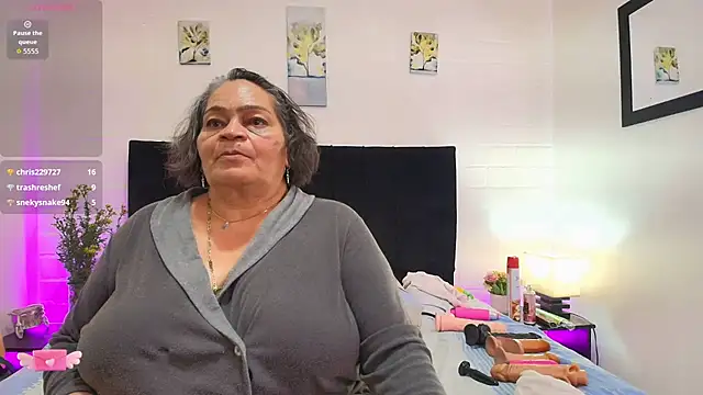 צ'אט XXX בשידור חי של QueenMatturex